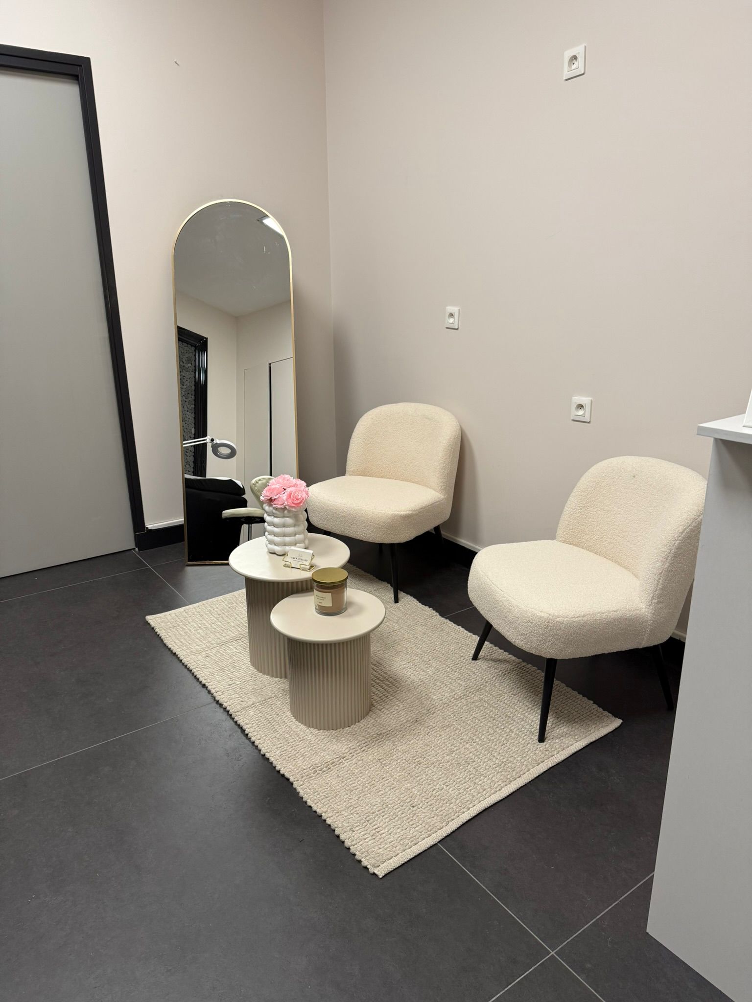 Espace attente avec fauteuils boucl&eacute; cr&egrave;me et miroir dor&eacute;