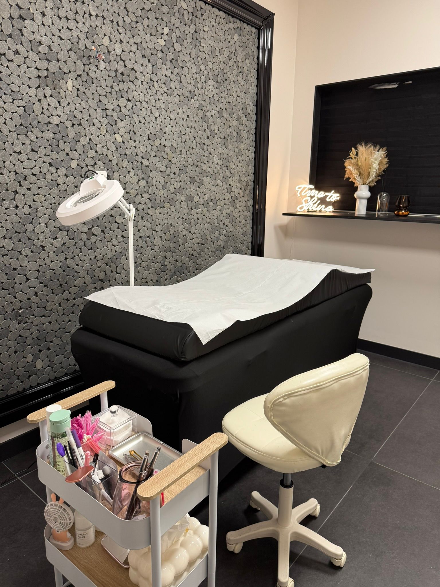 Salle de soin avec lit, ring light et mur mosa&iuml;que