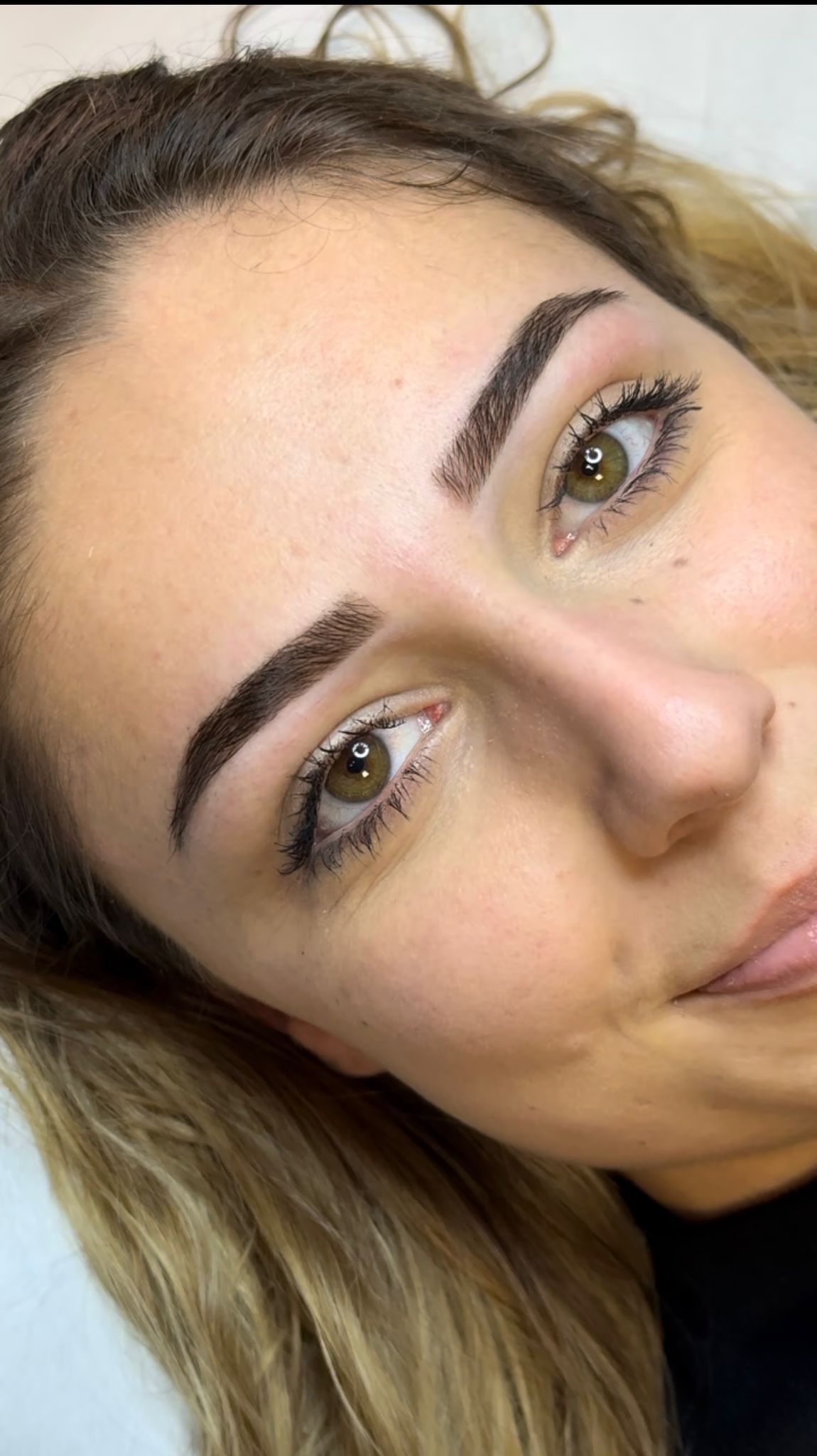 Sourcils d&eacute;finis, regard sublim&eacute;