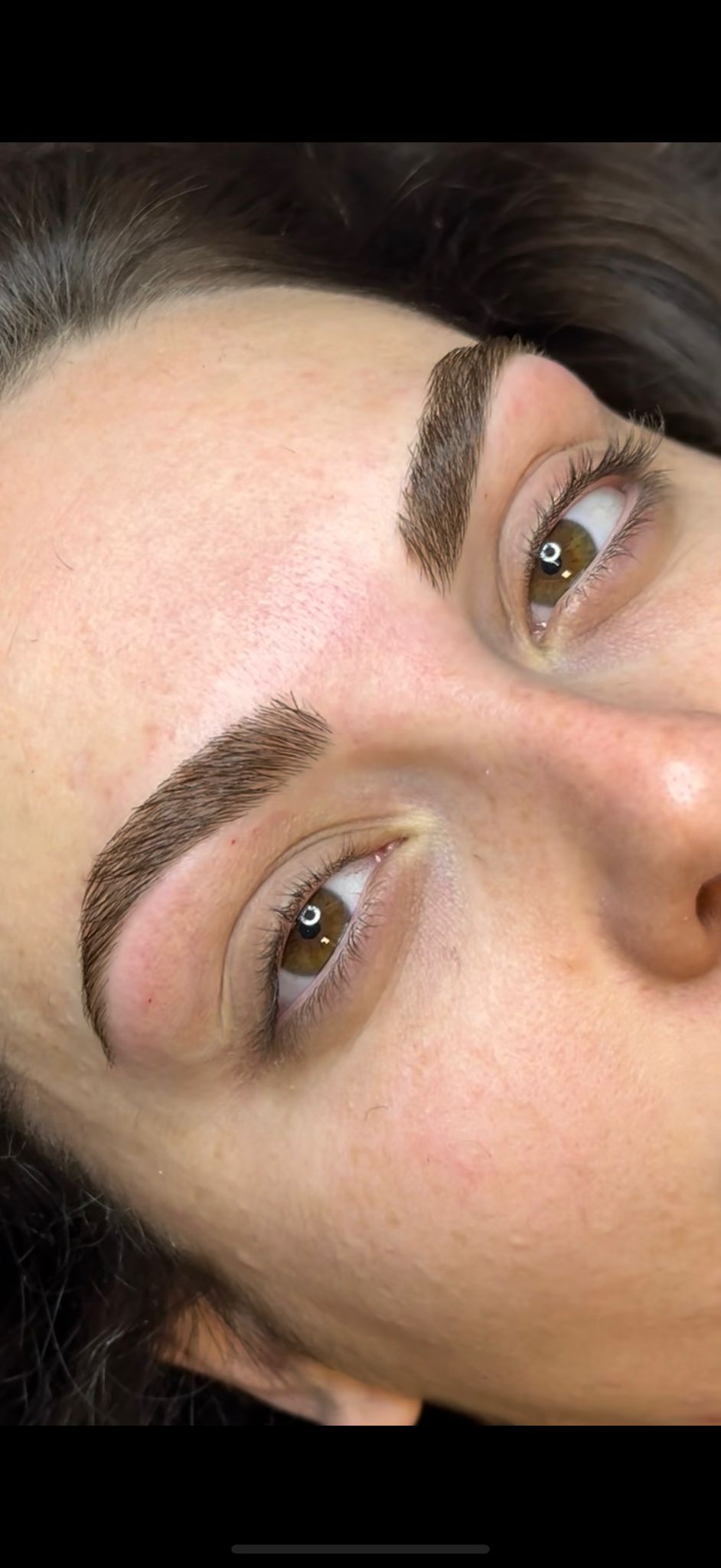 Sourcils naturels, effet browlift